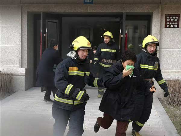 哈爾濱市消防救援支隊松北大道消防救援站深入轄區(qū)高層住宅小區(qū)開展消防實戰(zhàn)演練活動